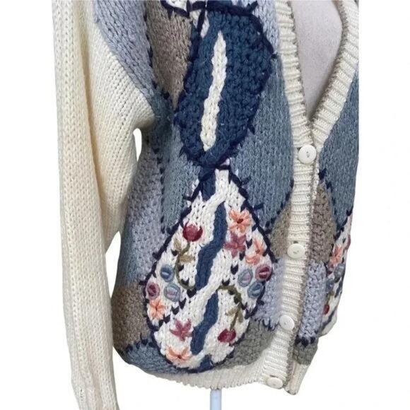 1980s Vintage Cottagecore Floral Knit Cardigan – White & Blue Diamond Pattern - Picture 5 of 12